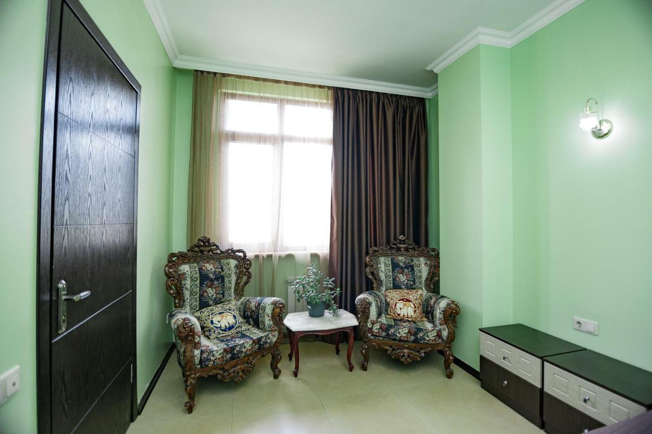 Apartment On Javakhishvili バトゥーミ エクステリア 写真