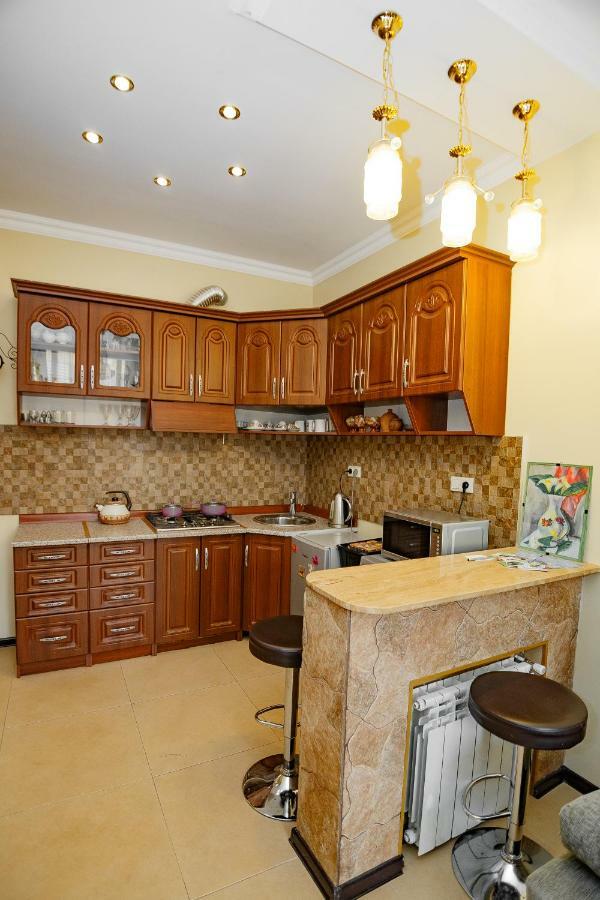 Apartment On Javakhishvili バトゥーミ エクステリア 写真